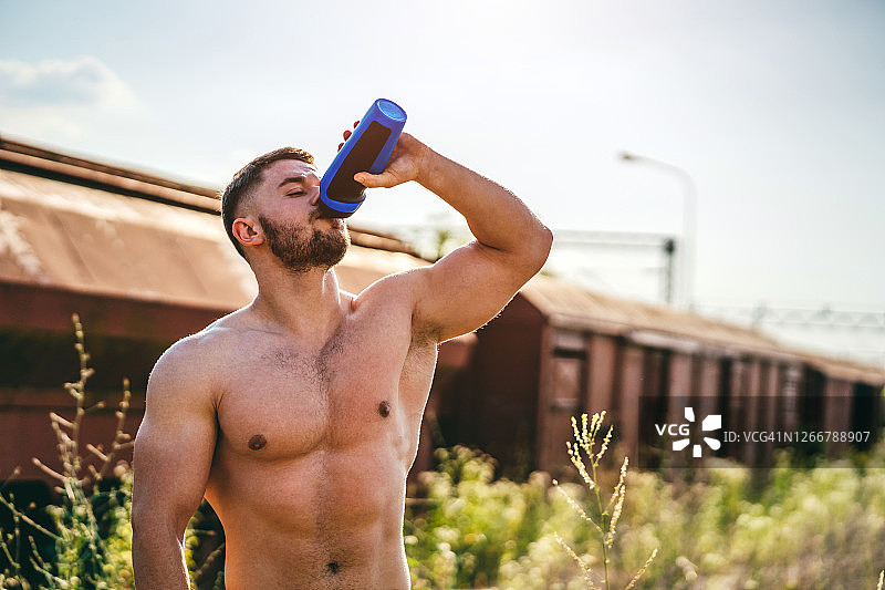 男人锻炼后喝水图片素材