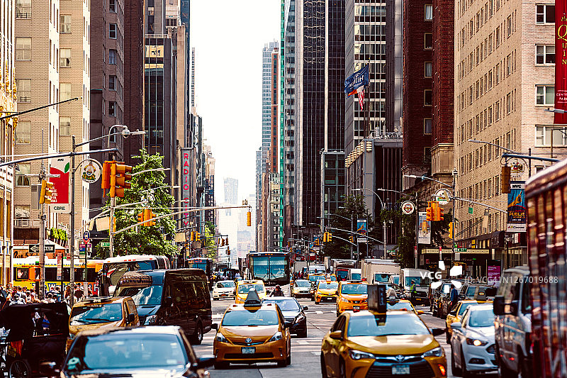 美国纽约市第六大道繁忙的交通图片素材