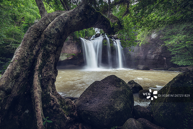 泰国国家公园美丽的瀑布树拱。瀑布，旅游目的地和户外探险的自然地标和热带树木植物。图片素材