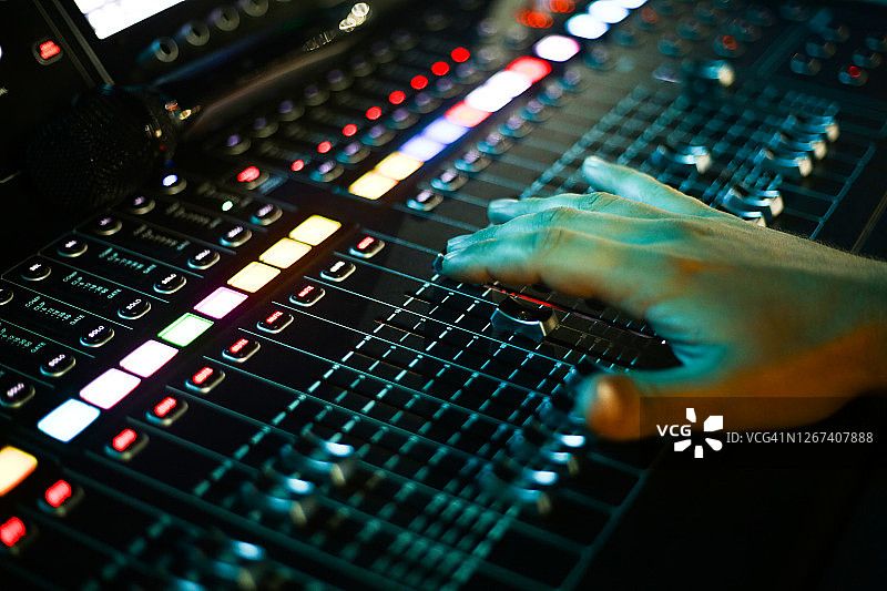 声音系统控制面板和音乐面板与DJ设置图片素材