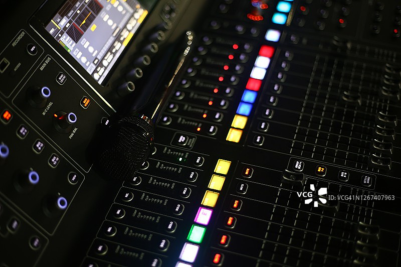 声音系统控制面板和音乐面板与DJ设置图片素材