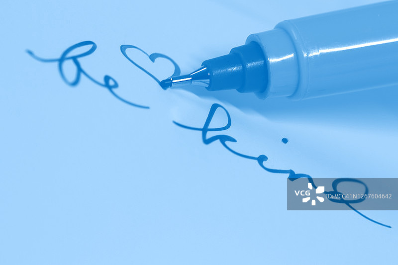 在纸上用草书写的字“善良”是一个钢笔和心形符号图片素材