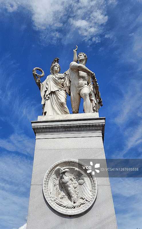 “雅典娜带领年轻的战士进入战斗”雕塑组在Schlossbrücke桥的基座上，在柏林中央米特区，德国图片素材