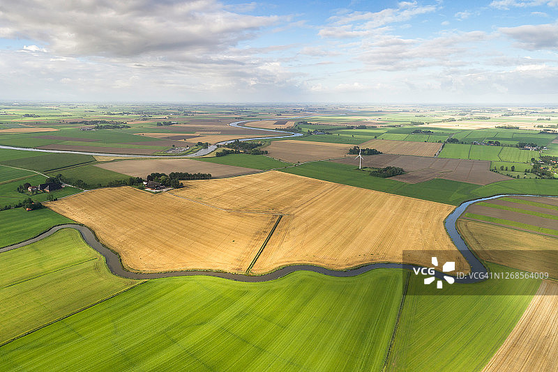弯曲的河流是典型的荷兰农业景观图片素材