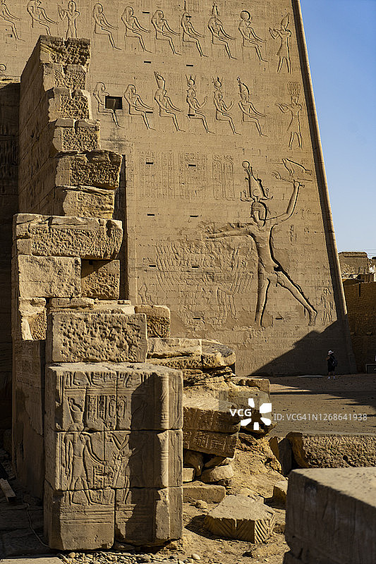 在埃及尼罗河附近的edfu神庙，刻着荷鲁斯和奥西里斯的石雕废墟图片素材