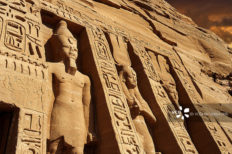 近距离观看埃及阿斯旺阿布辛贝神庙前的巨型法老拉美西斯二世雕像图片素材