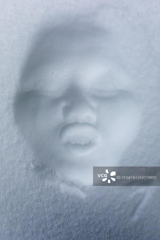脸在雪地里，德国图片素材