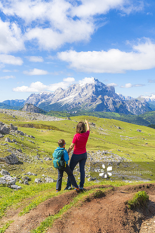 母亲和小儿子正在意大利多洛米特山欣赏西维塔山图片素材