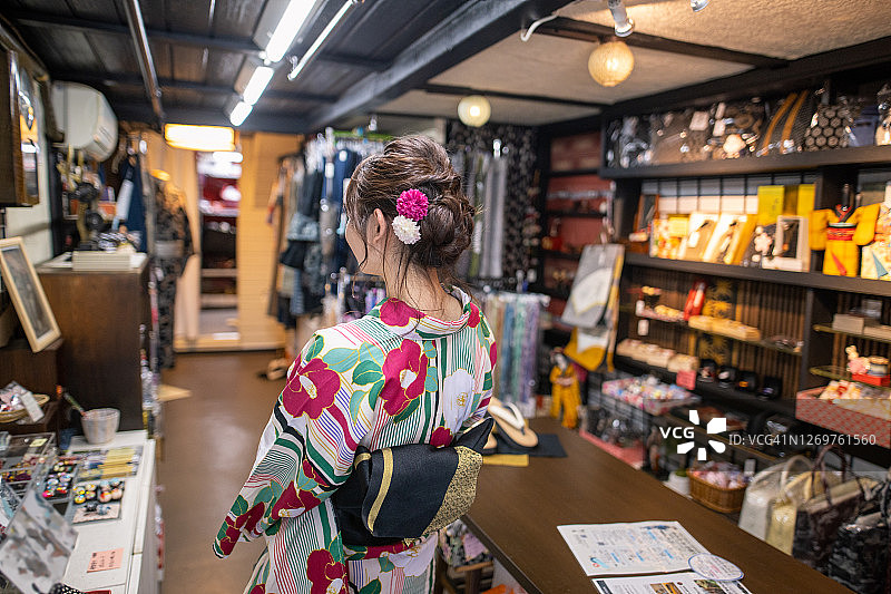 年轻女子在汤方传统的日本零售店购物图片素材