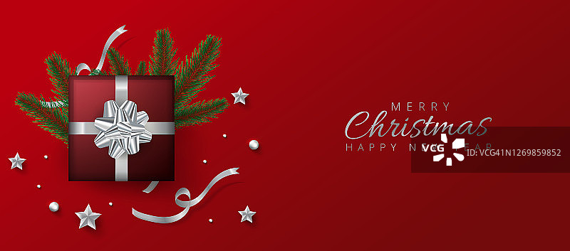 圣诞快乐，新年快乐，用礼盒、小装饰品和松叶装饰的红色头或横幅设计。图片素材