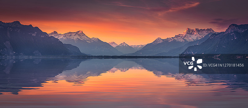 全景风景日内瓦湖与山脉日出在韦威市，瑞士图片素材