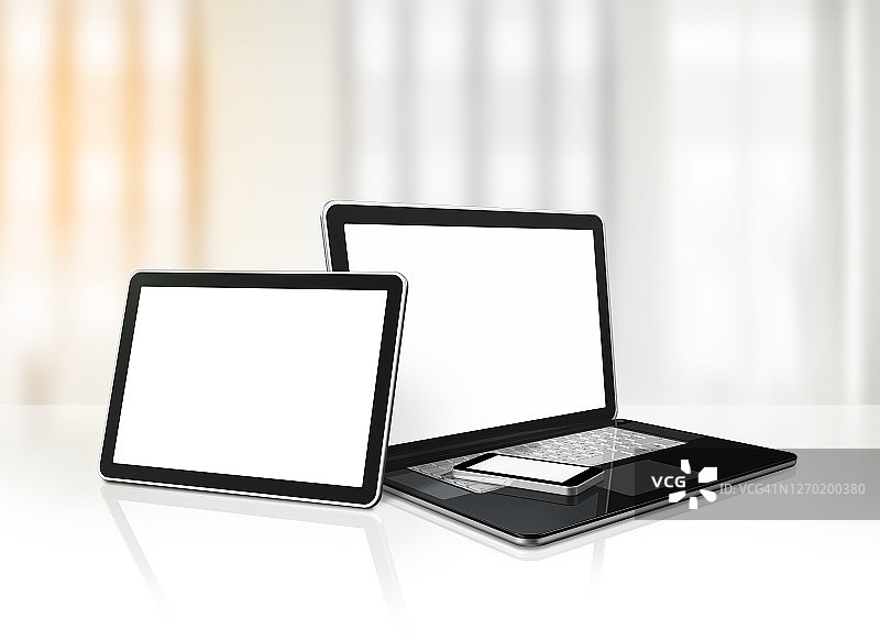 笔记本电脑，手机和数字平板电脑在办公桌上图片素材