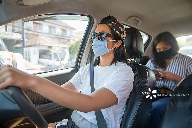 女拼车司机，载一位马来西亚女商人去上班。图片素材