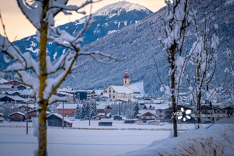 奥地利纽斯蒂夫特镇冬季清晨的城市景观。图片素材