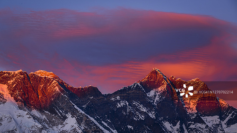 夕阳，珠穆朗玛峰(8848米)，萨加玛塔国家公园，昆布地区，尼泊尔。图片素材