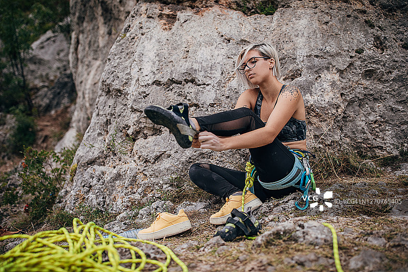 穿岩靴攀岩的女人图片素材