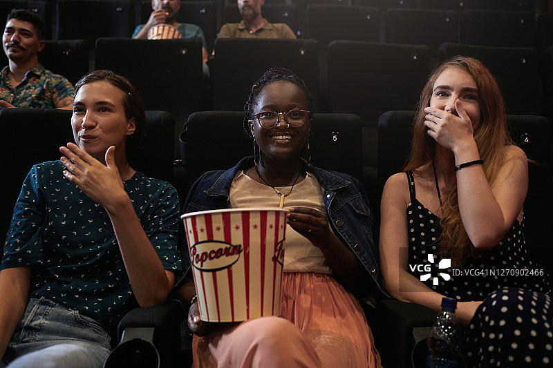电影院重开-三个年轻女人看电影图片素材