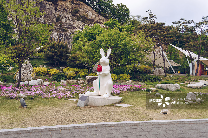 抱川艺术谷的白兔手持红色郁金香雕塑图片素材