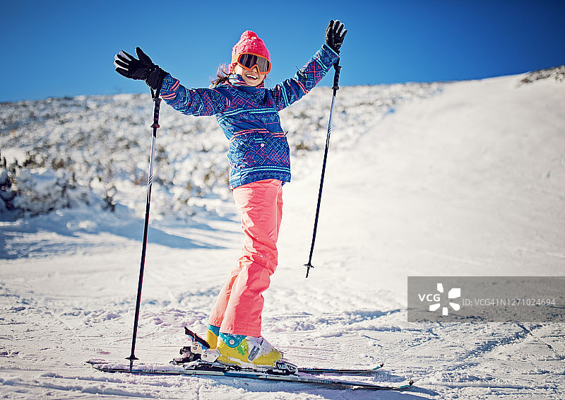 小女孩在山上滑雪的肖像图片素材