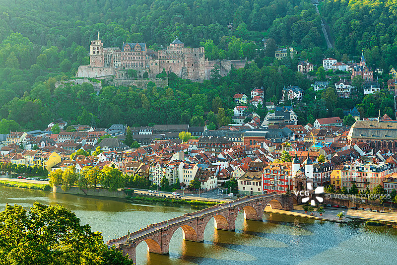 德国，海德堡，卡尔西奥多大桥和海德堡城堡。图片素材
