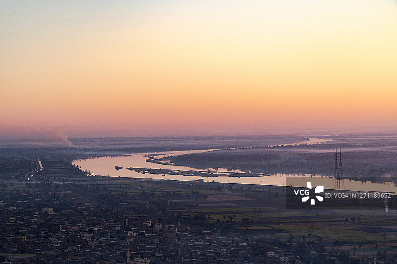 从热气球鸟瞰清晨的尼罗河。图片素材
