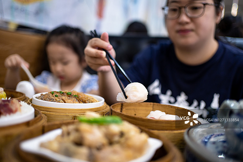 亚洲妇女喜欢吃广东点心图片素材