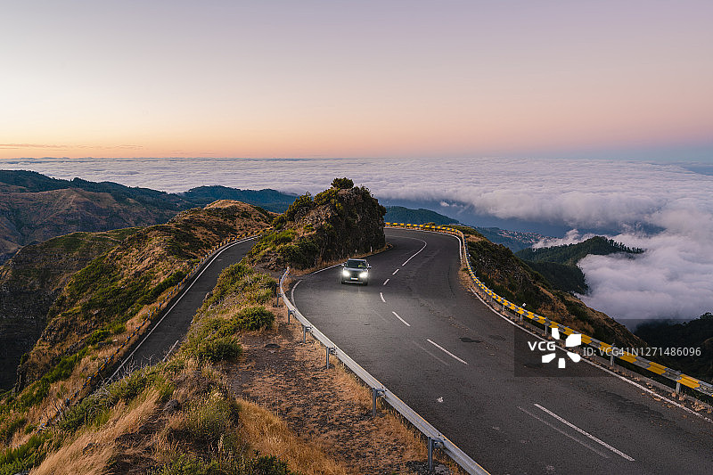 汽车在葡萄牙马德拉岛蜿蜒的山路上行驶图片素材