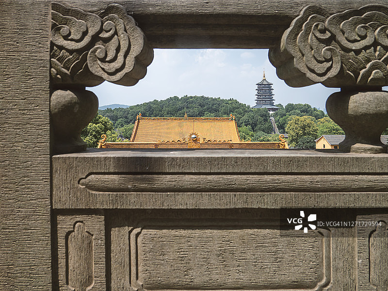 从栏杆之间的缝隙看中国杭州的雷峰塔图片素材
