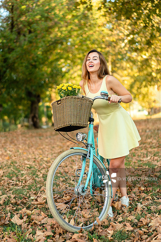 骑着自行车，篮子里装着杂货的女人图片素材