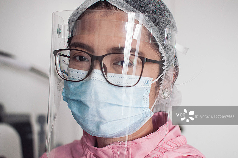 一位年轻的东南亚女医生在医疗诊所个人防护装备图片素材