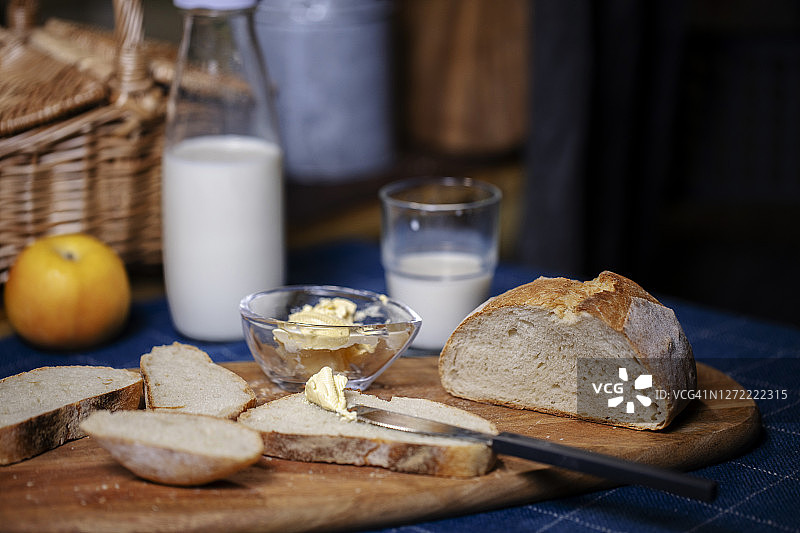 工匠的硬面包，黄油和牛奶图片素材