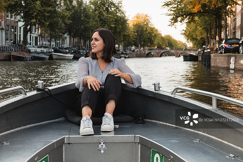 在阿姆斯特丹运河上的一艘船上，一对成年白人夫妇的正面图片素材