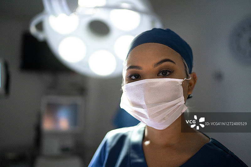 一名年轻女性保健工作者在医院手术室的肖像图片素材