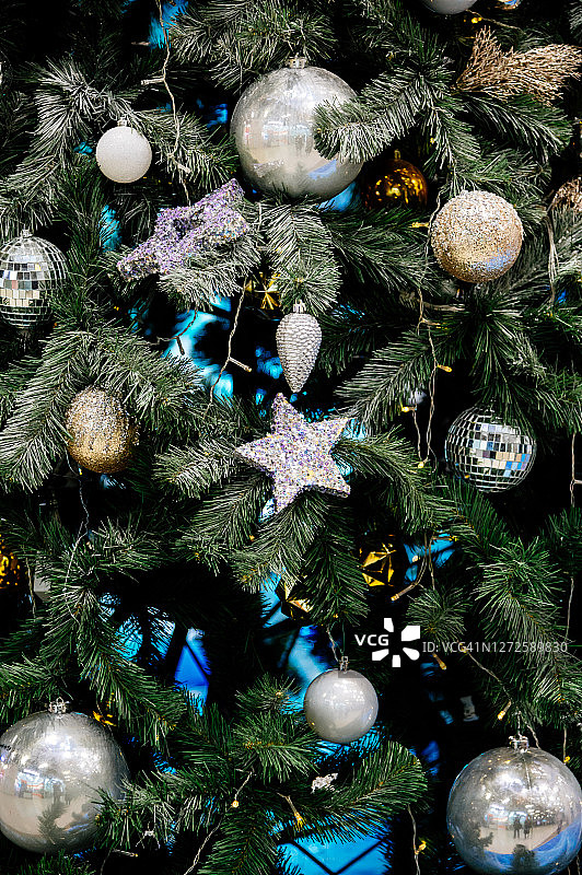 漂亮的圣诞树与复古的装饰图片素材