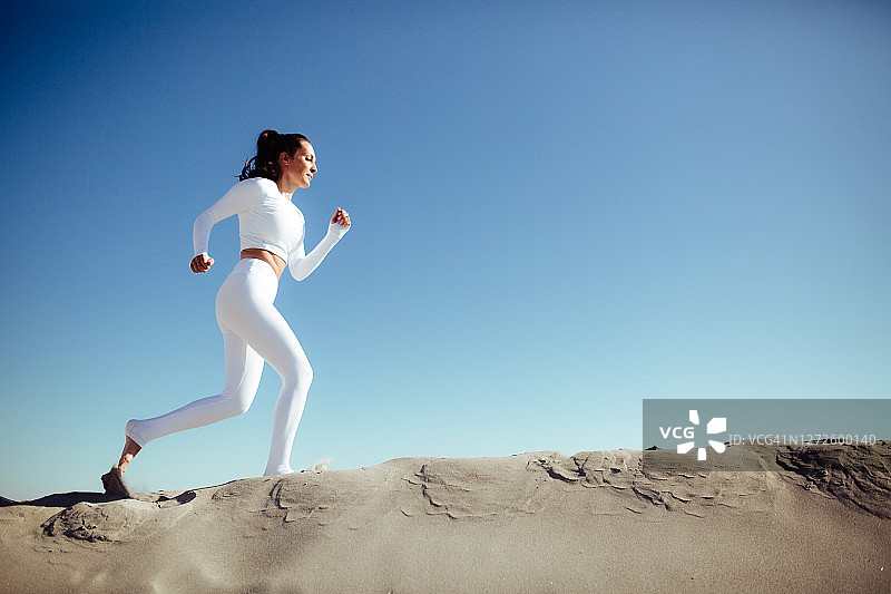 一名年轻白人女子慢跑的侧影图片素材