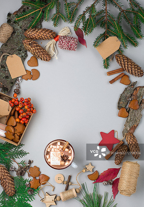 杯子与自制的圣诞热巧克力饮料，棉花糖和针织毯子在纸灰色的背景。图片素材