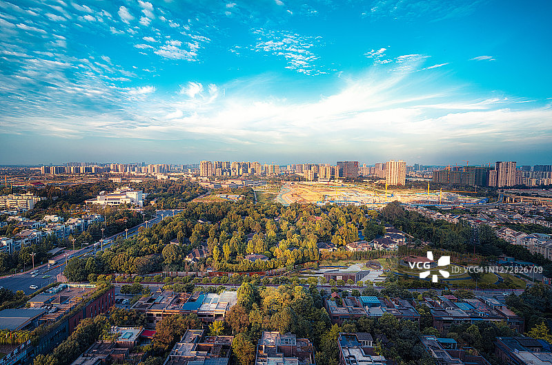 中国成都西部城区的城市景观图片素材