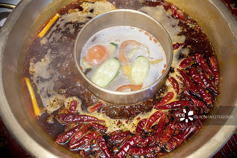 美味的麻辣火锅，里面有很多辣椒图片素材