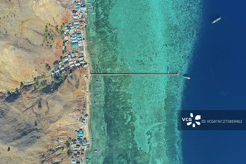 热带岛屿与绿色和蓝色的海洋和渔民码头的颜色对比。图片素材