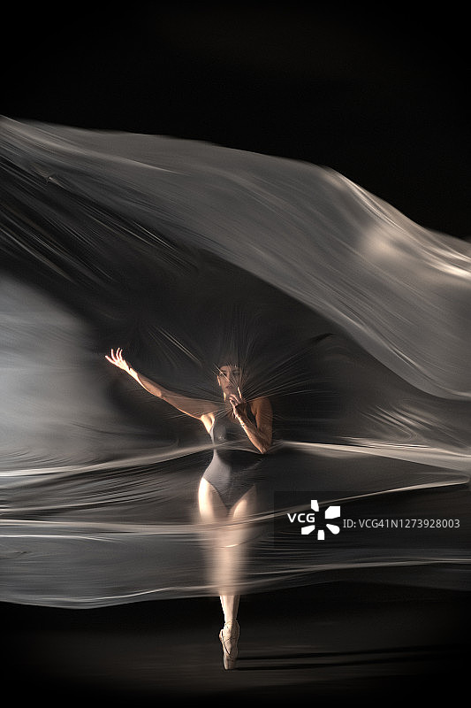 芭蕾舞女演员在薄尼龙上跳舞图片素材