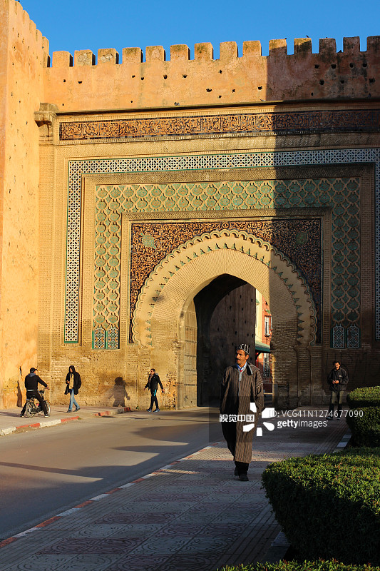 一名身着民族服装的男子正从巴布埃尔哈米斯的美丽大门走出来。图片素材
