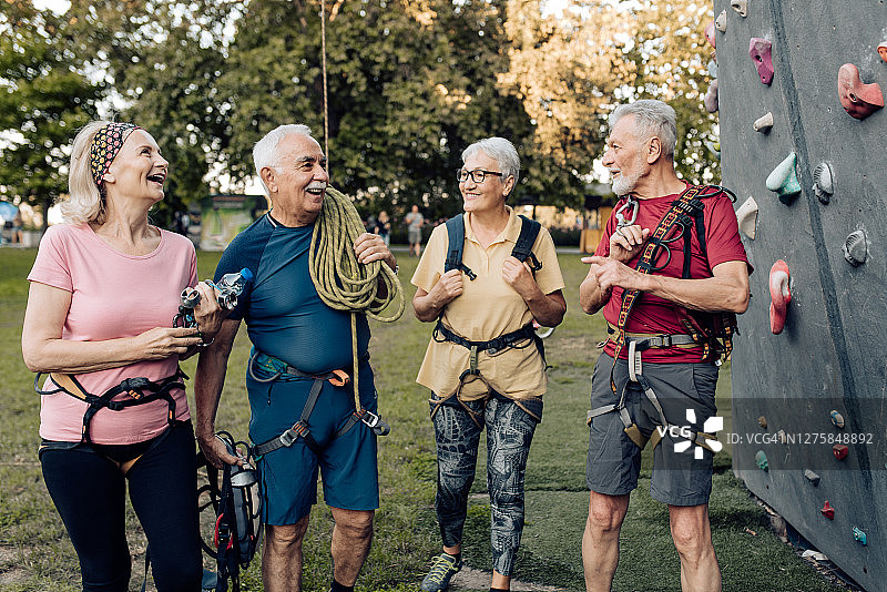 快乐的老人们来参加运动攀岩训练图片素材