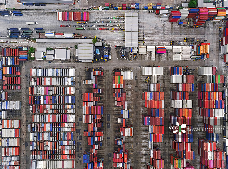 鸟瞰图集装箱货物仓库在码头的商业物流，进出口，航运或货运。图片素材