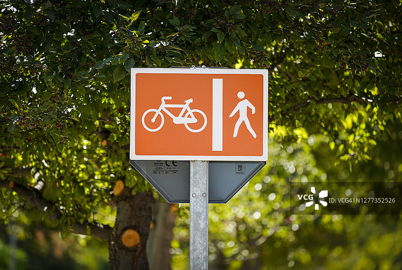 自行车和行人交通标志图片素材
