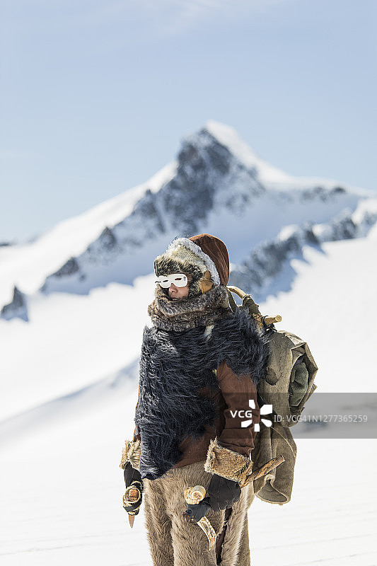 第一民族的登山者在高海拔地区探险，穿着毛皮衣服。图片素材