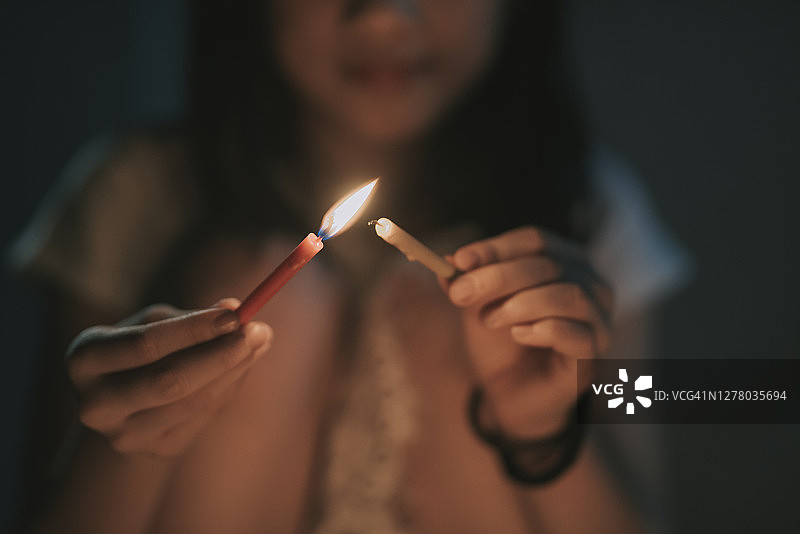 亚洲中国女孩在中秋节晚上点燃蜡烛庆祝图片素材