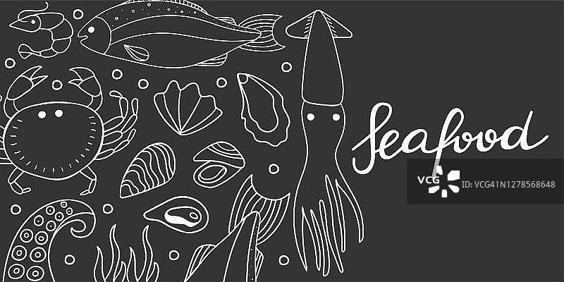 海鲜涂鸦背景。咖啡馆，餐厅菜单，传单或海报与海洋产品。螃蟹、虾、鱼、牡蛎和章鱼的触手在黑色粉笔板风格的白色物体上直线向量图片素材