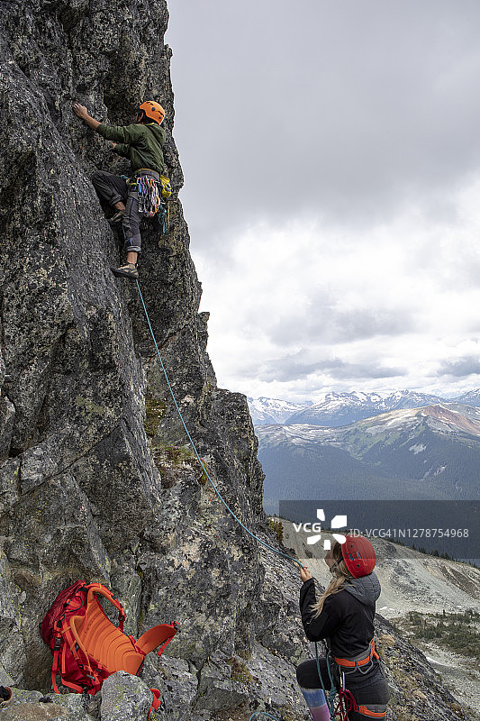 登山者爬上山脊图片素材