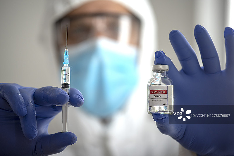 医务人员展示新型冠状病毒疫苗图片素材