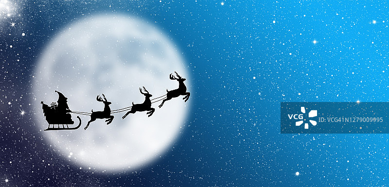 圣诞贺卡上有圣诞老人、驯鹿、雪橇、礼物和圣诞树，背景是夜晚的月光、星星和雪花。插图。禁令。文本复制空间图片素材